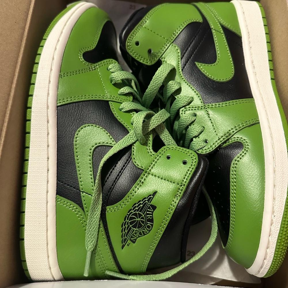 Air Jordan 1 Mid Black and green
